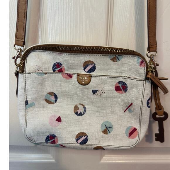 Fossil Crossbody Geometric Pattern Leather Camera Bag Adjustable Strap Key Charm - Picture 1 of 8